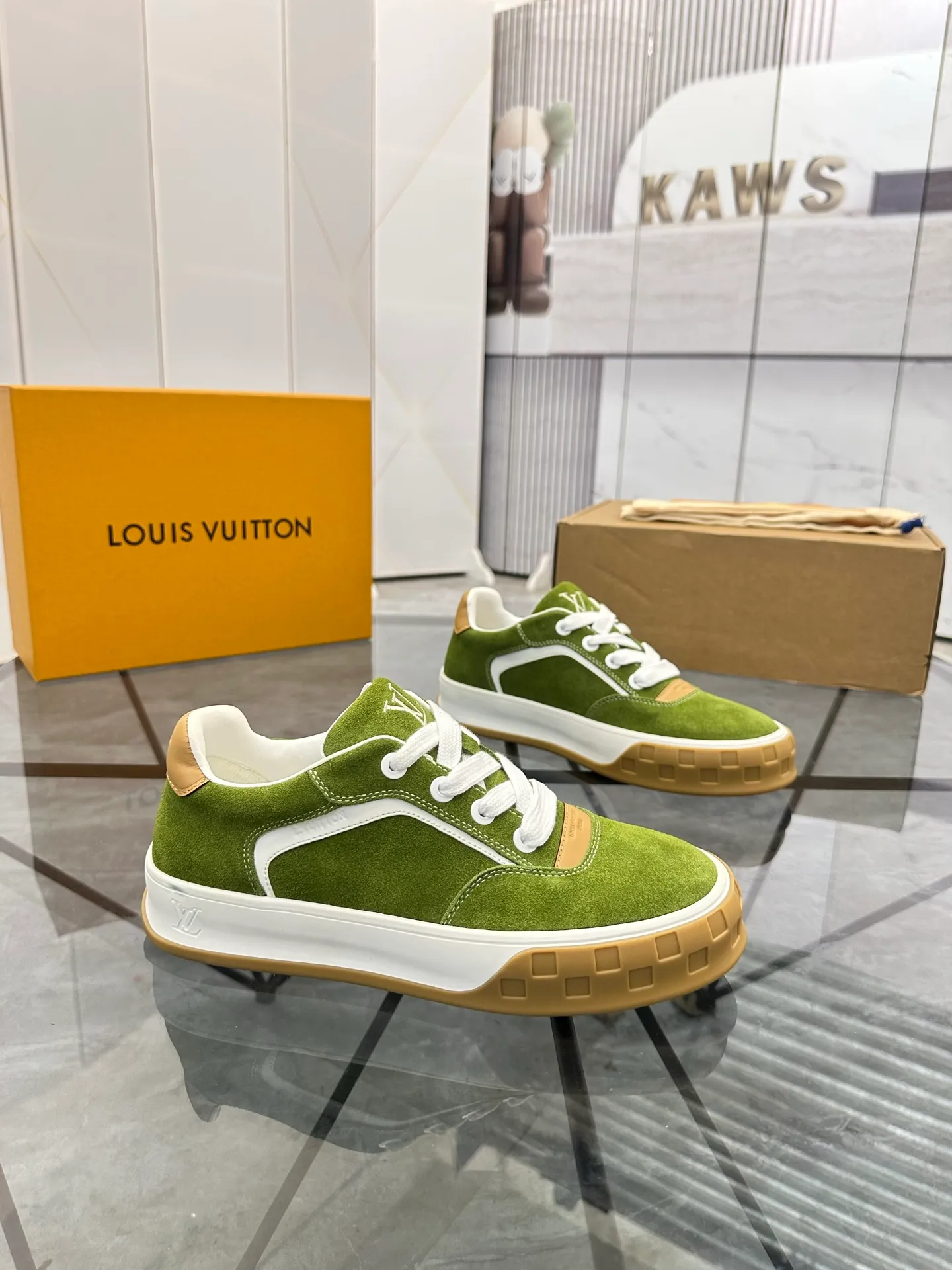 Men's shoes for sale 💰: 💰P660¥ Top quality Comes with airplane case Product trademark: LV* "Louis Vuitton*" low-top casual shoes Regular size: 35-44 (can be customized to 45) Couple style Product materials: imported nubuck leather upper, sheepskin lining, original outsole. Number: 819